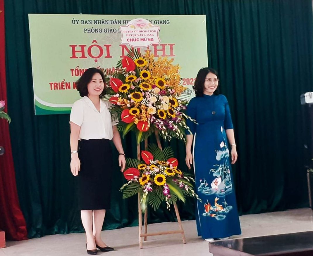 Bà Nguyễn Thị An, UV BTV Huyện ủy, Phó CT UBND huyện tặng hoa chúc mừng.